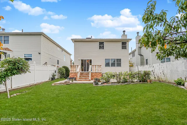 $1,350,000 | 39 Selkirk Street | Rossville