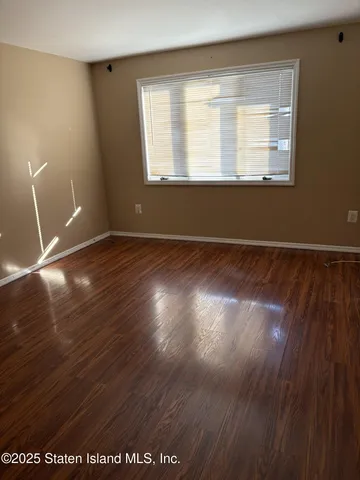 $1,350,000 | 39 Selkirk Street | Rossville