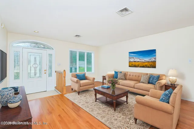 $1,350,000 | 39 Selkirk Street | Rossville