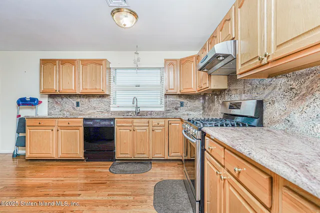 $1,350,000 | 39 Selkirk Street | Rossville