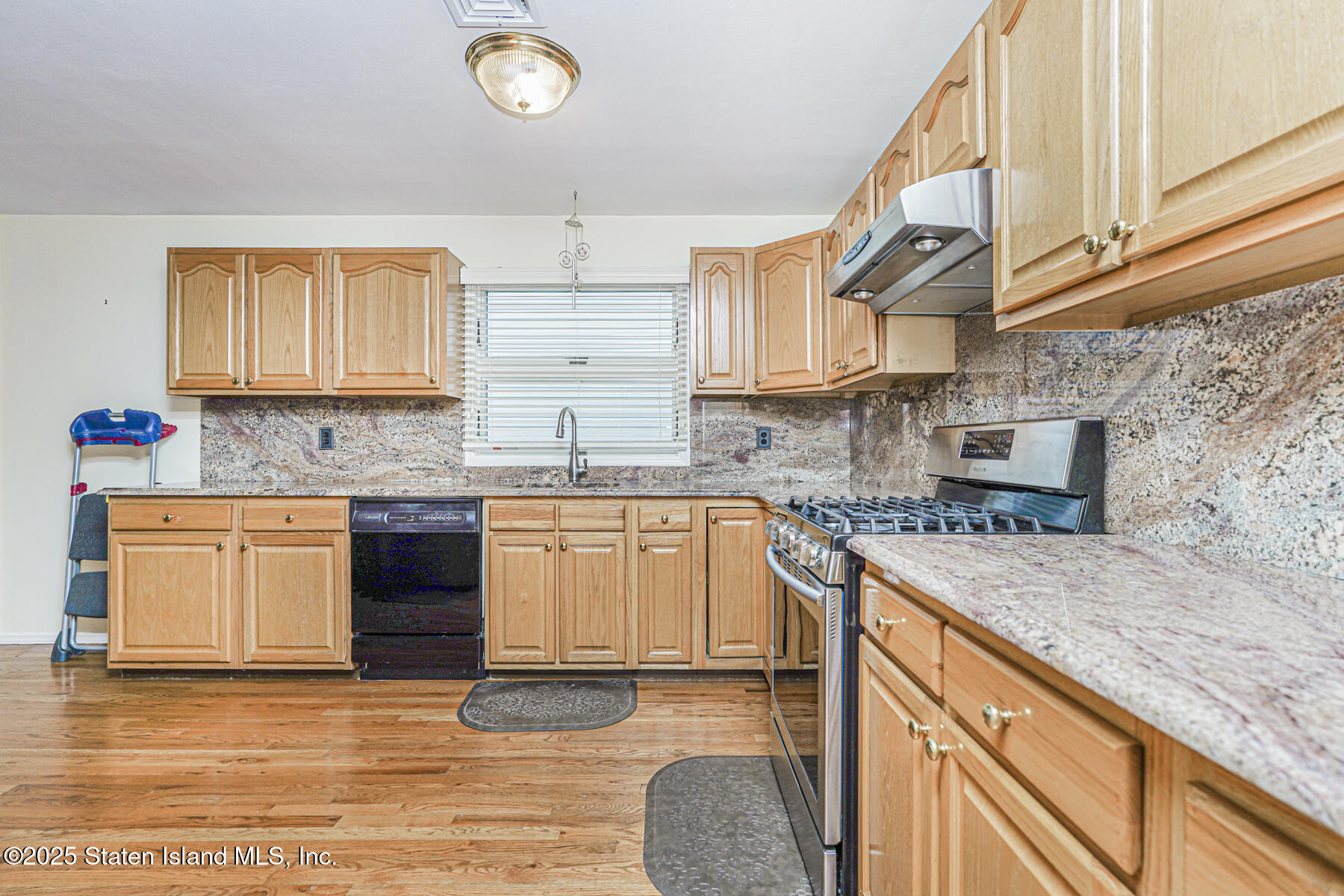 39 Selkirk Street Staten Island, NY 10309 - Photo 9 of 39 Photo Mar 20 2018, 12 01 41 AM