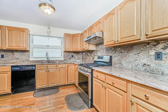 $1,350,000 | 39 Selkirk Street | Rossville