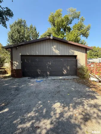 $130,000 | 808 South Victor Street, Christopher, IL 62822