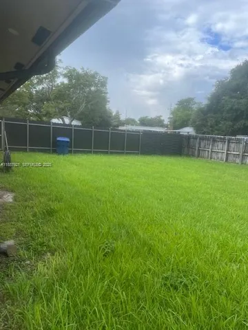 a view of a backyard