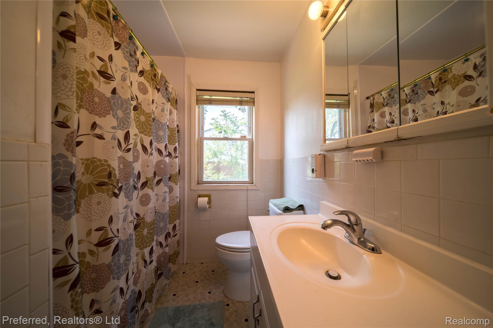 3724 Spring Hill Avenue Inkster, MI 48141 - Photo 10 of 28 Main bathroom