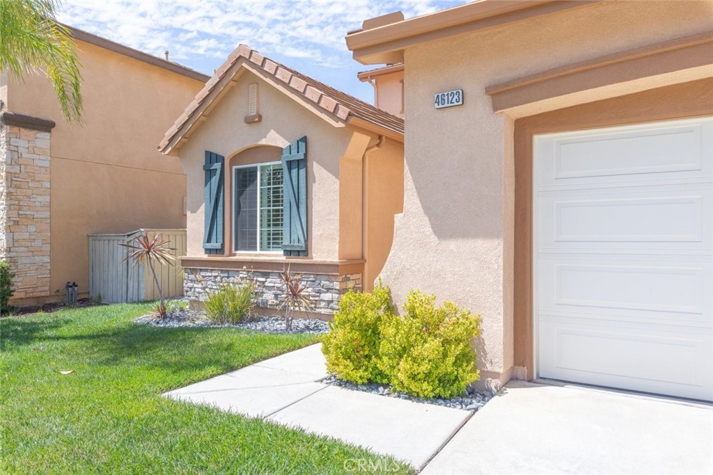46123 Drymen Avenue Temecula, CA 92592 - Photo 4 of 42 a front view of a house with a garden