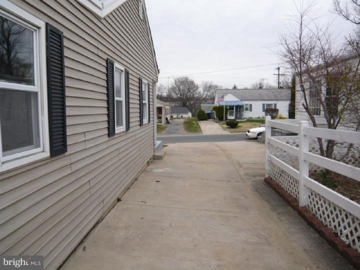 47 Lea Road New Castle, DE 19720 - Photo 3 of 12 Driveway