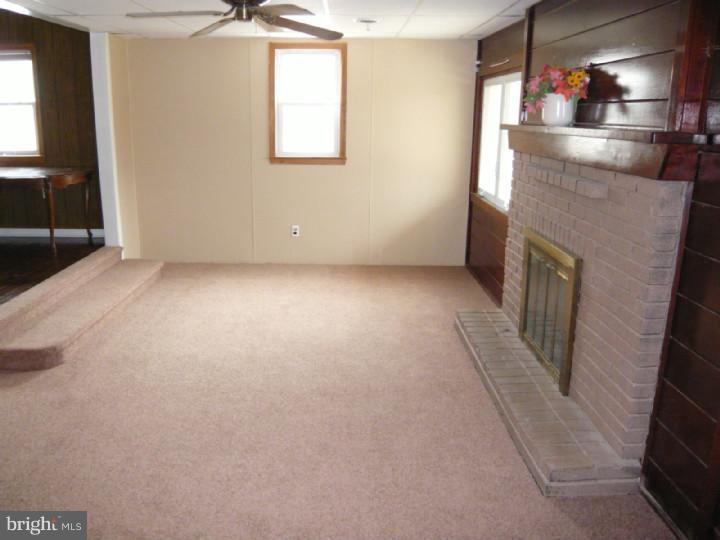 47 Lea Road New Castle, DE 19720 - Photo 4 of 12 Family Room