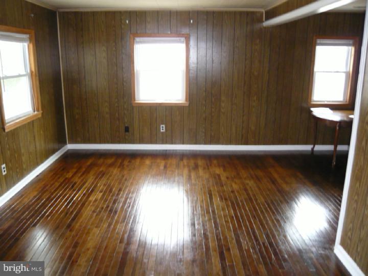 47 Lea Road New Castle, DE 19720 - Photo 7 of 12 Living Room