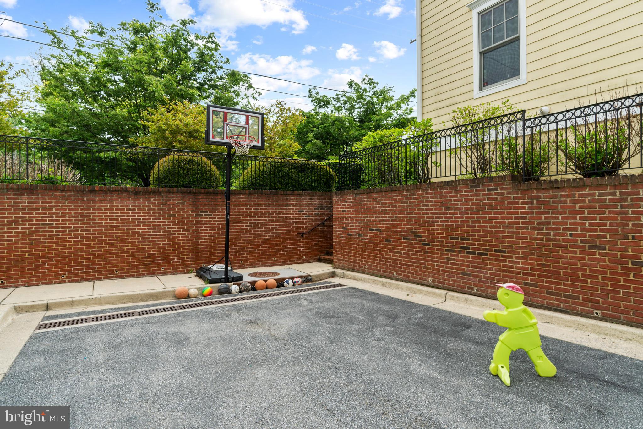 8916 Courts Way Silver Spring, MD 20910 - Photo 33 of 37