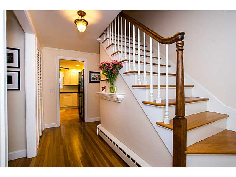 220 Crestwood Road Warwick, RI 02886 - Photo 2 of 24 Entry.