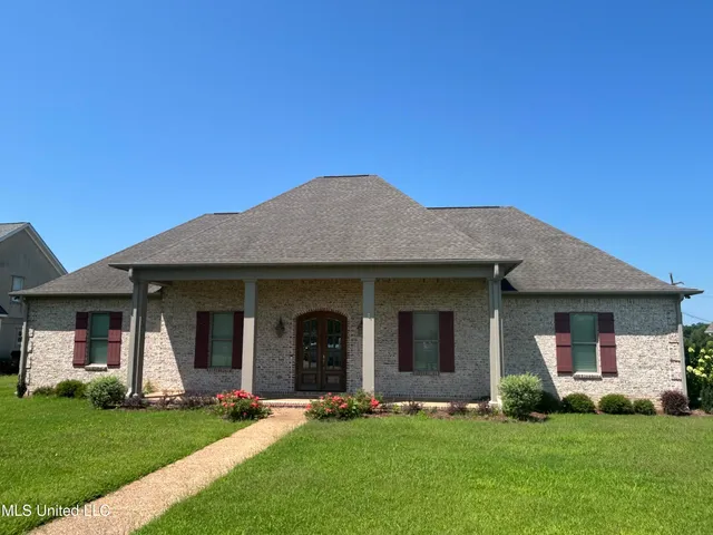 $595,000 | 1306 Robert E Lee Drive, Greenwood, MS 38930