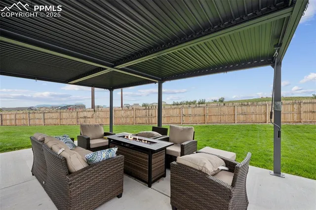 a view of a house with backyard porch and garden