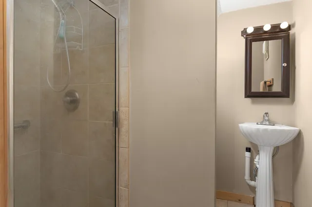 a view of a house with backyard