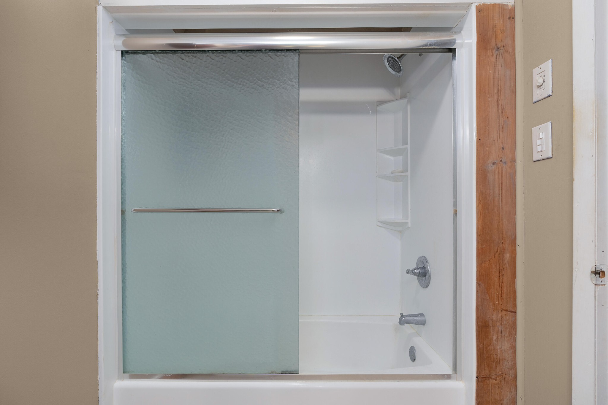 930 Kensington Road Chickamauga, GA 30707 - Photo 38 of 82 a bathroom with a glass shower door