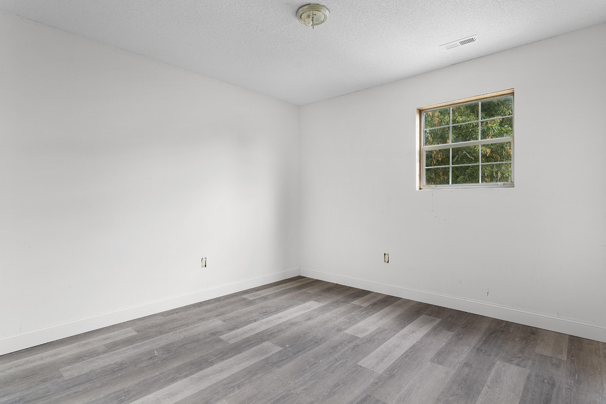 930 Kensington Road Chickamauga, GA 30707 - Photo 62 of 82 an empty room with a window