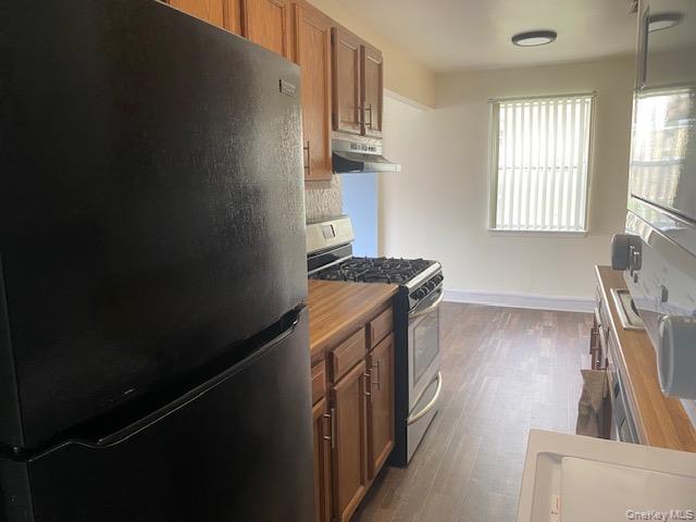 276 Temple Hill Road, Unit 2215 New Windsor, NY 12553 - Photo 7 of 16 a kitchen with a stove and a refrigerator