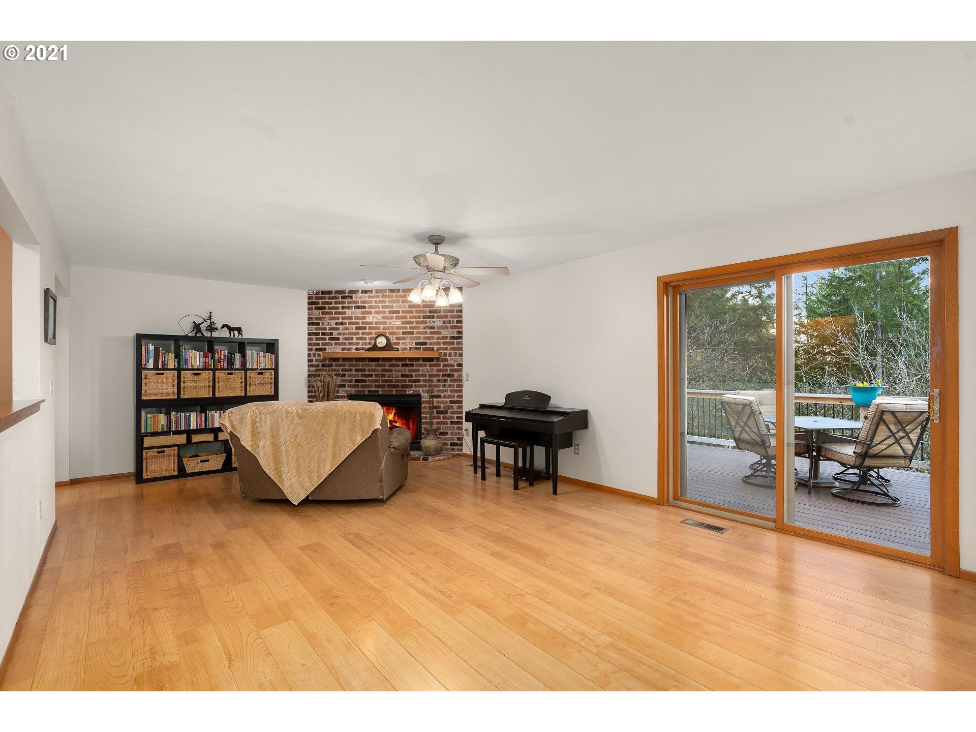 25695 Southwest Neill Road Newberg, OR 97132 - Photo 11 of 31 Gallery Image 11
