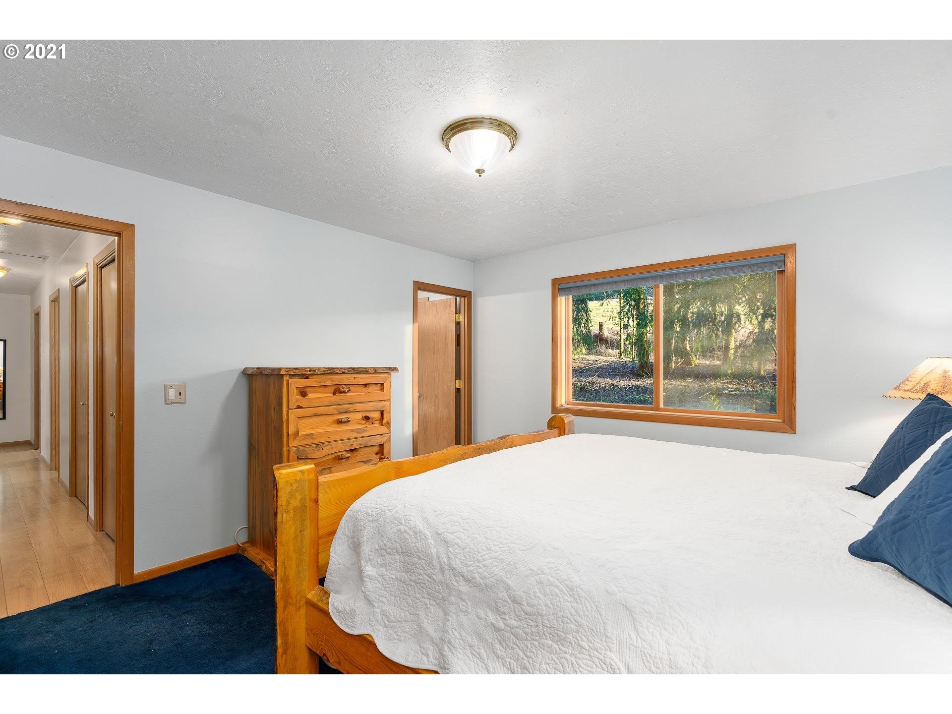 25695 Southwest Neill Road Newberg, OR 97132 - Photo 15 of 31 Gallery Image 15