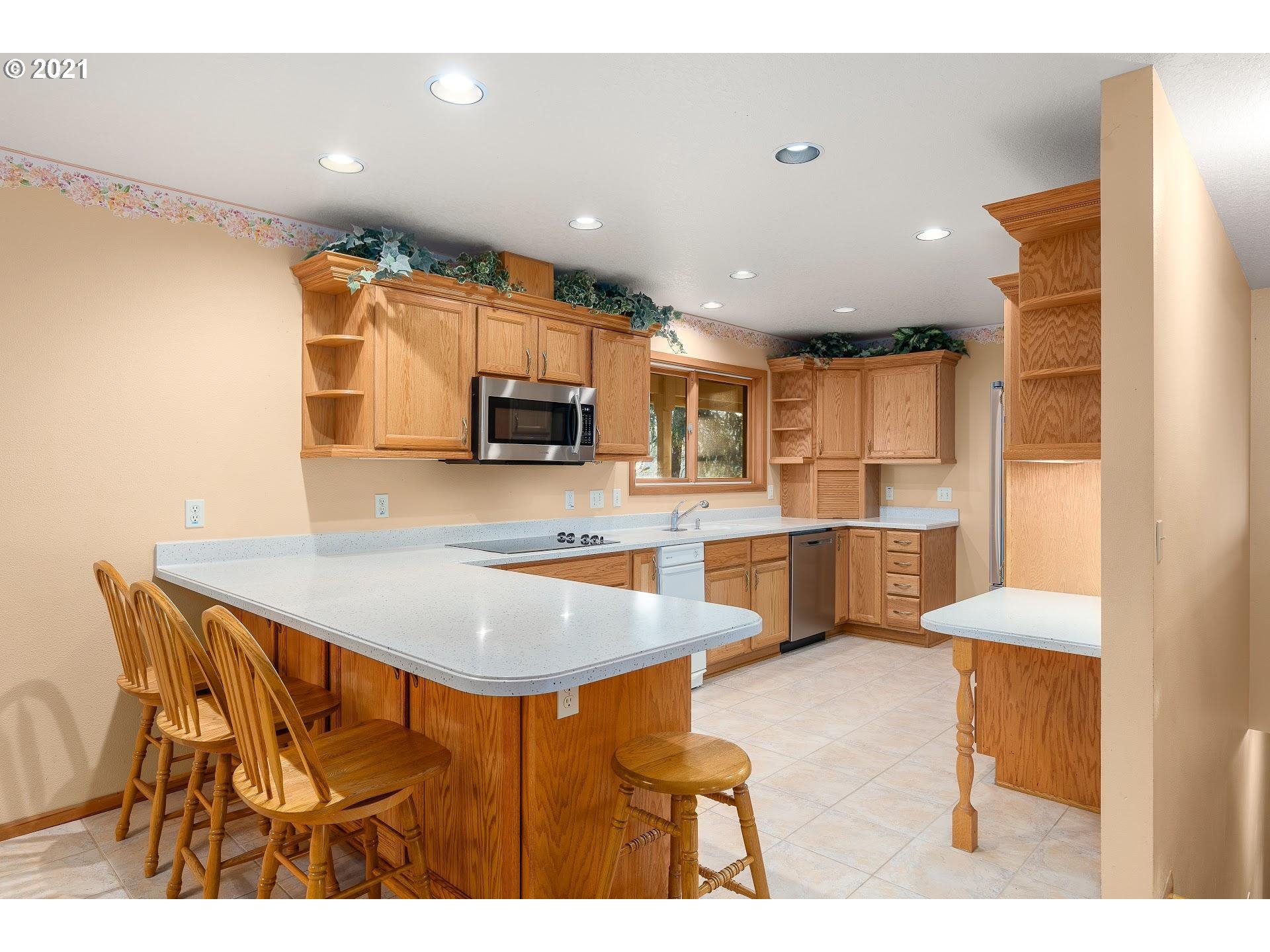 25695 Southwest Neill Road Newberg, OR 97132 - Photo 9 of 31 Gallery Image 9