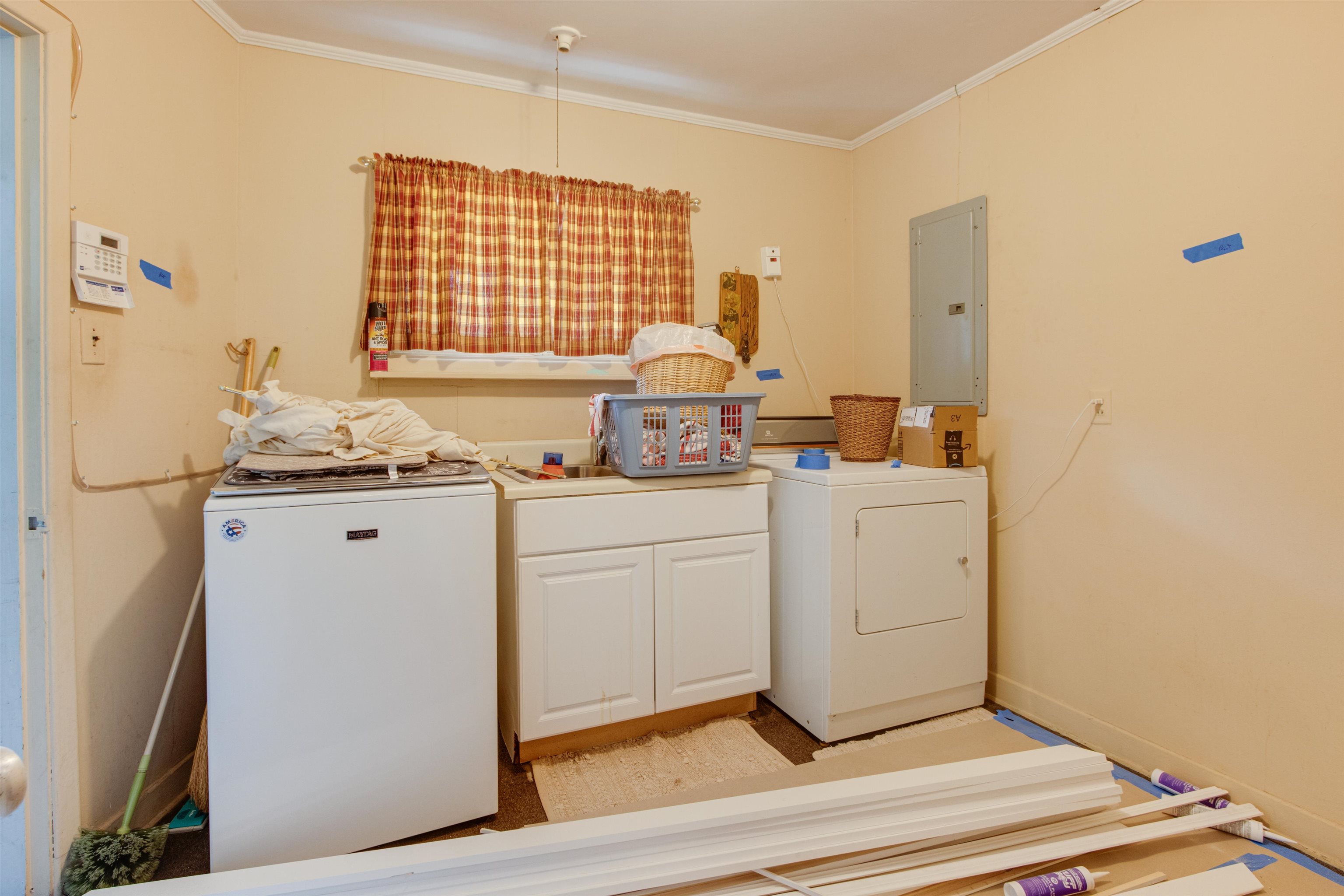 4920 Coro Road Memphis, TN 38109 - Photo 15 of 25 a room with washing machine and window