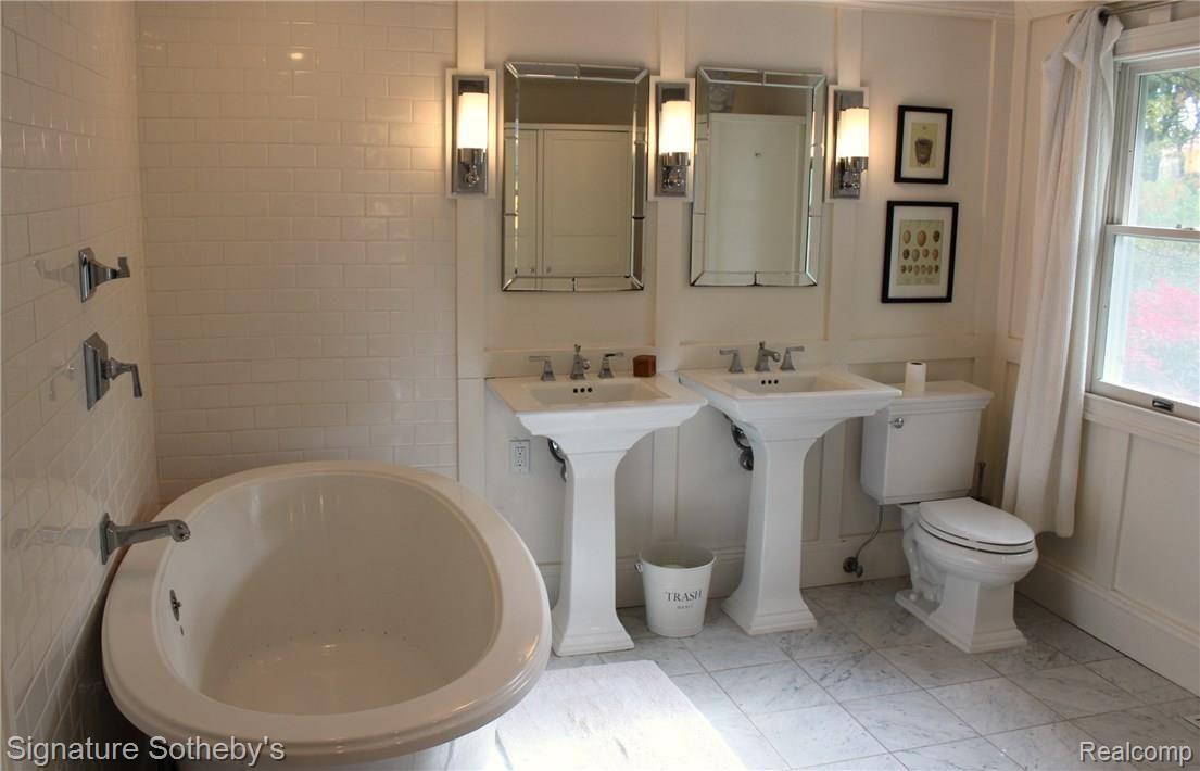 236 Beechview Drive Rochester, MI 48306 - Photo 6 of 23 62 Master Bath 1.jpg
