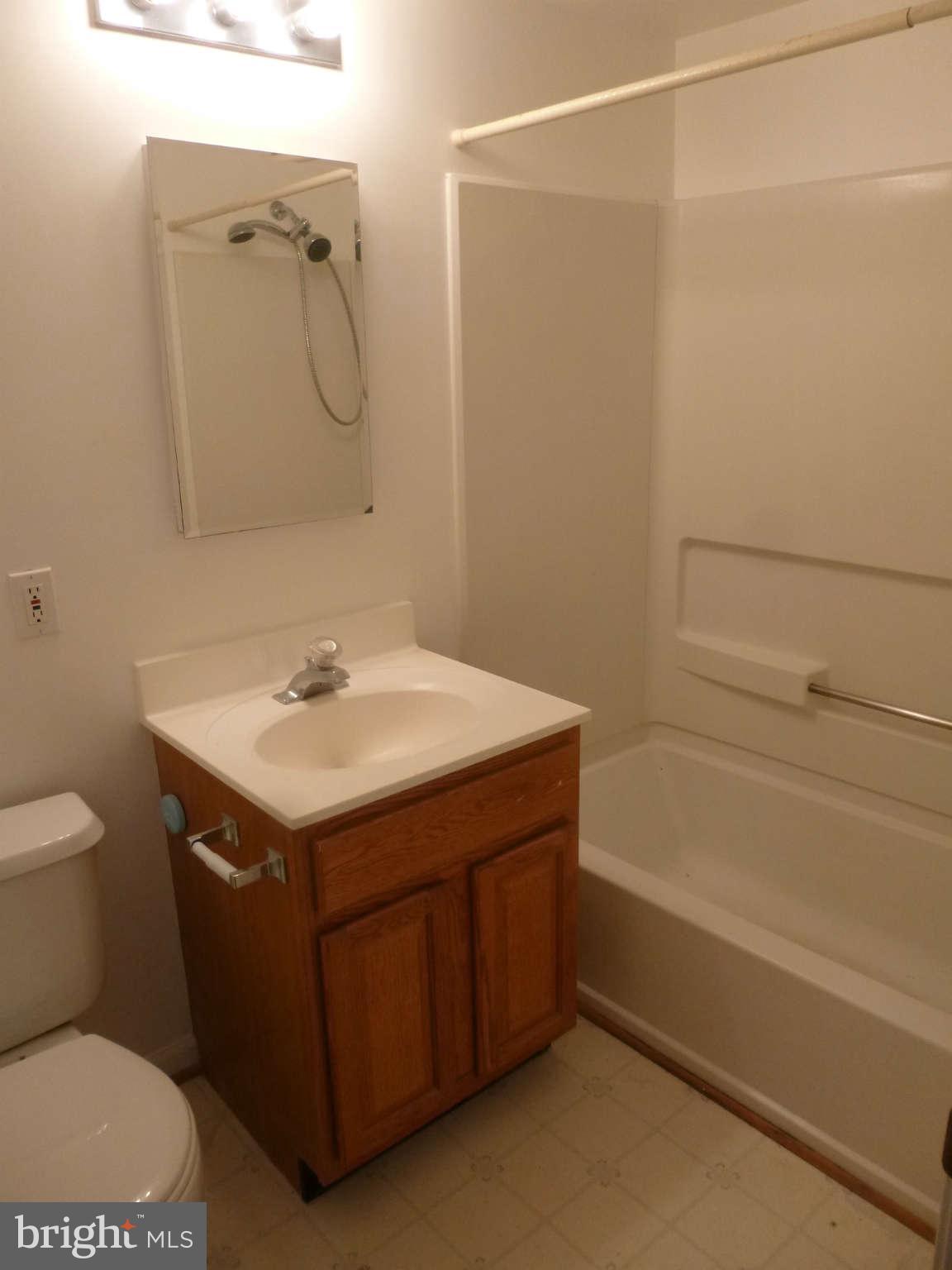 631 Waterloo Road, Unit 132 Warrenton, VA 20186 - Photo 5 of 17 Bath
