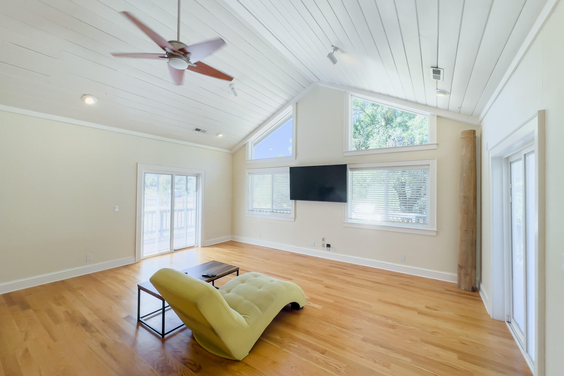 263 Deadwood Road Lewiston, CA 96052 - Photo 20 of 41 Living room