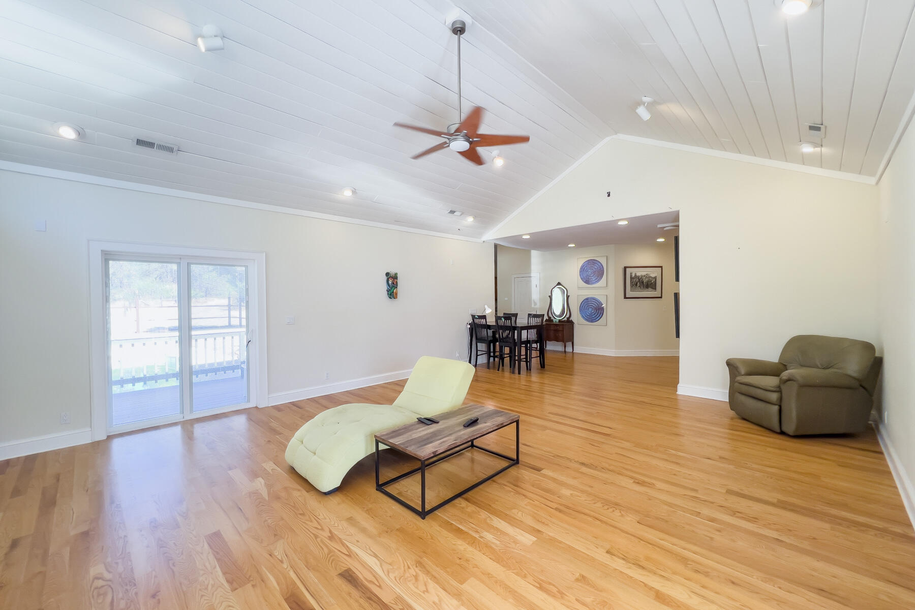 263 Deadwood Road Lewiston, CA 96052 - Photo 22 of 41 Living room