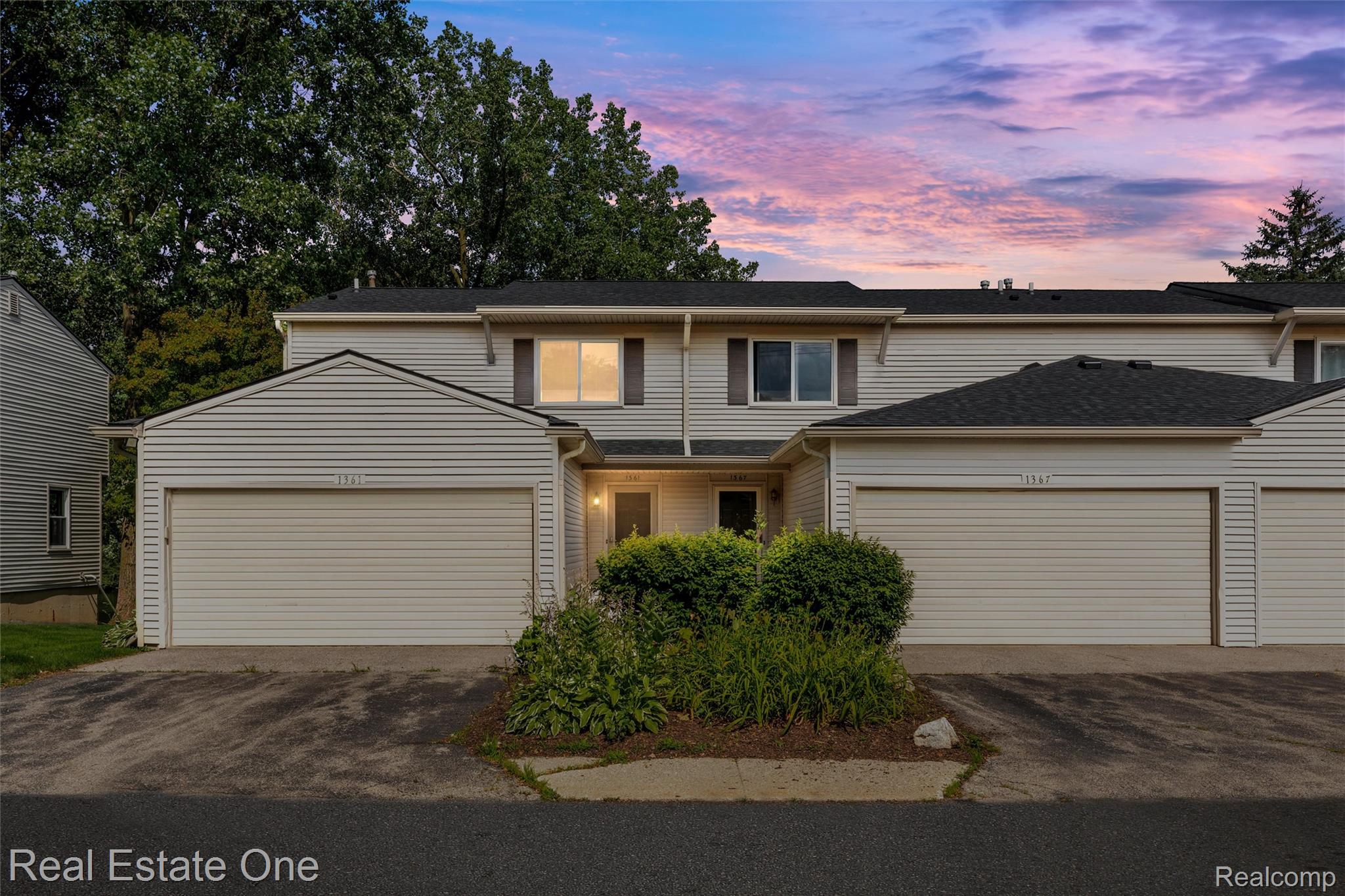 1361 Lochaven Road Waterford, MI 48327 - Photo 1 of 20 Front_Twilight.jpg