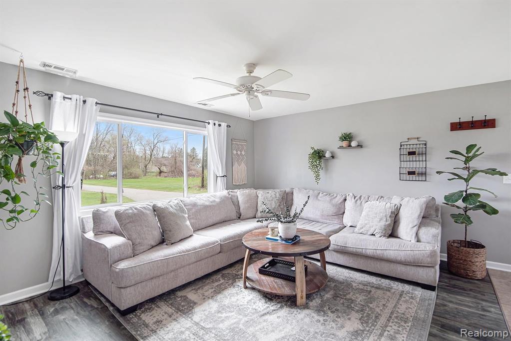 3331 East Pierson Road Flint, MI 48506 - Photo 4 of 18