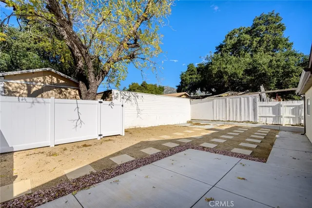a view of a backyard