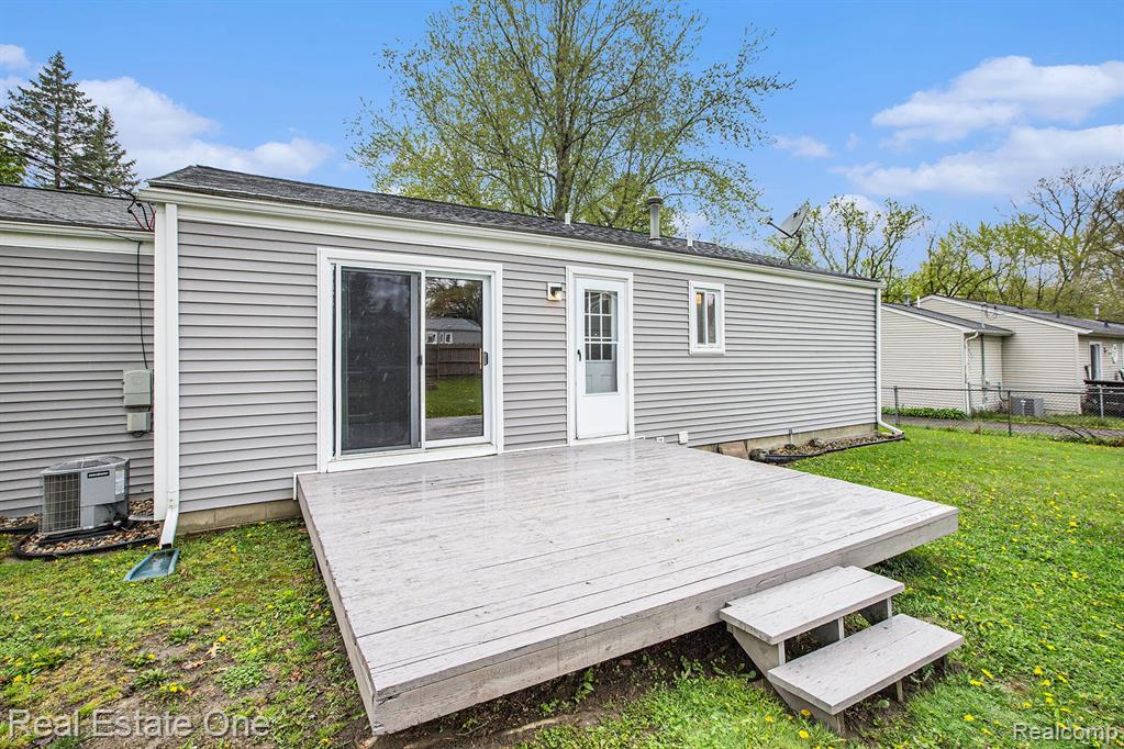 1835 Lochaven Road West Bloomfield, MI 48324 - Photo 11 of 14
