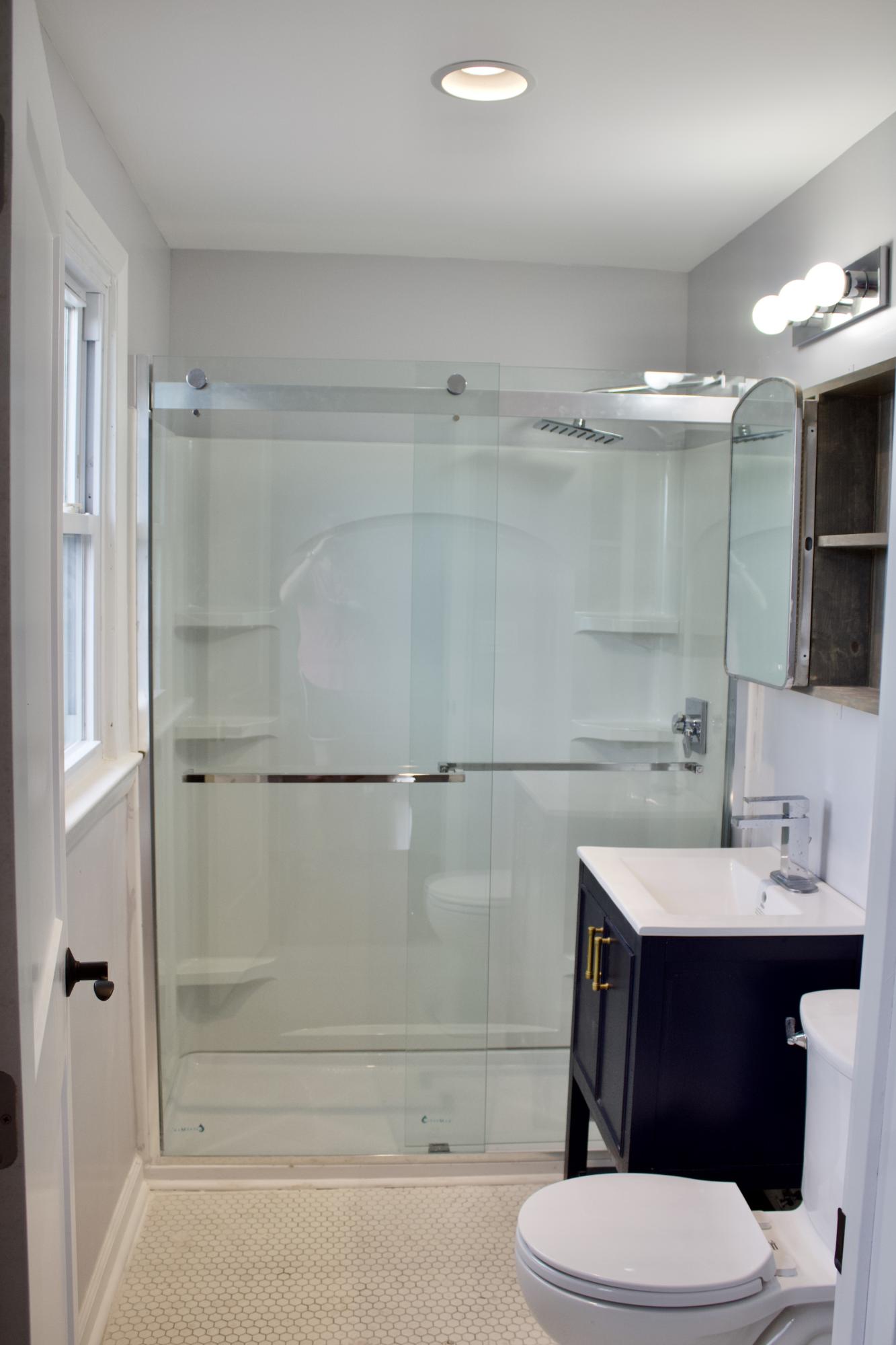 403 Pine Hill Road Elizabethton, TN 37643 - Photo 32 of 35 Upstairs bathroom