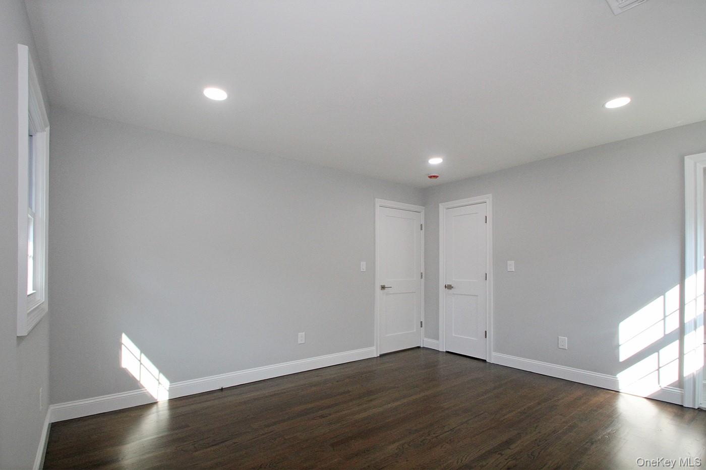 16 Eleanor Road Plainview, NY 11803 - Photo 11 of 27