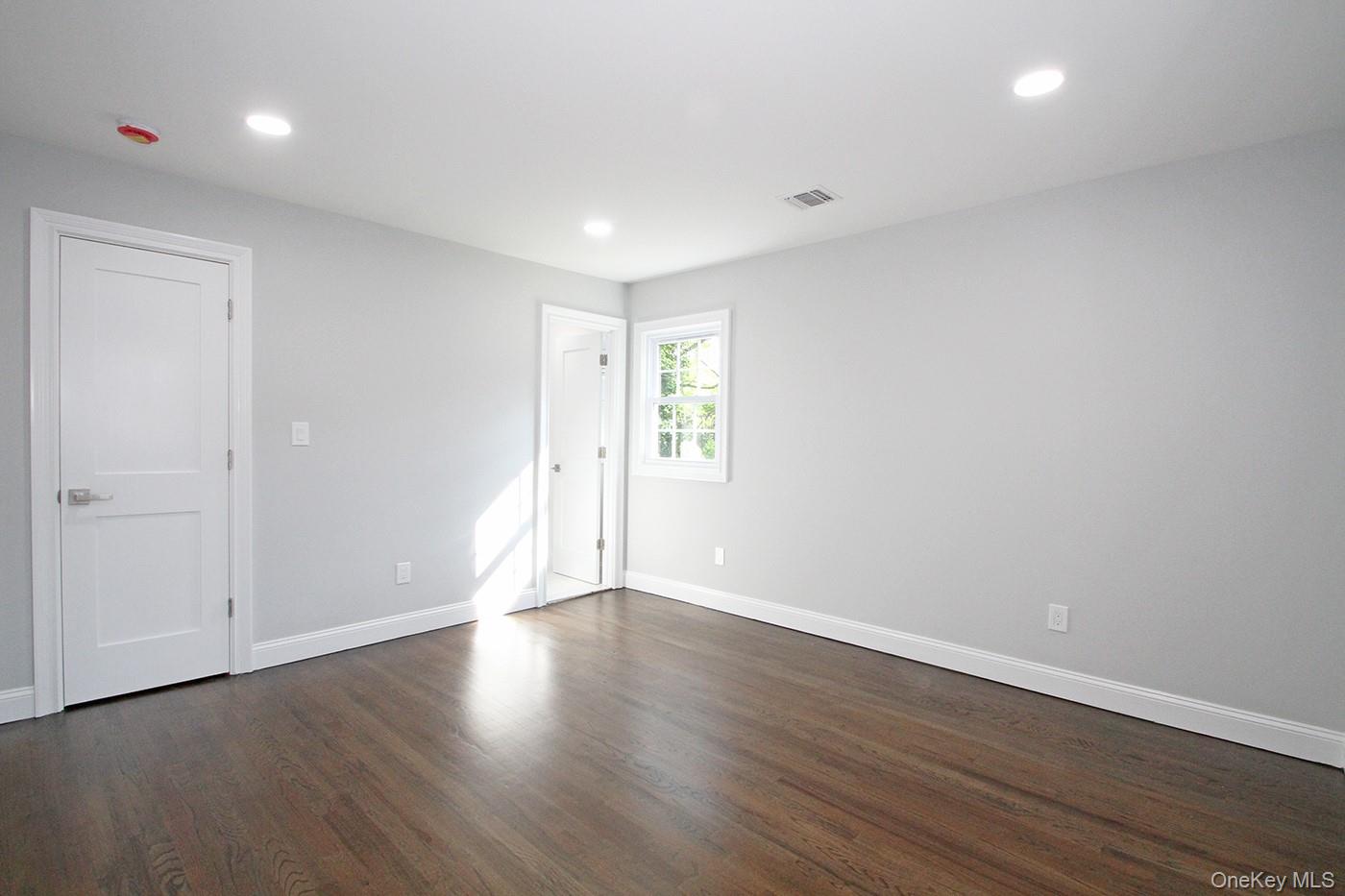 16 Eleanor Road Plainview, NY 11803 - Photo 12 of 27