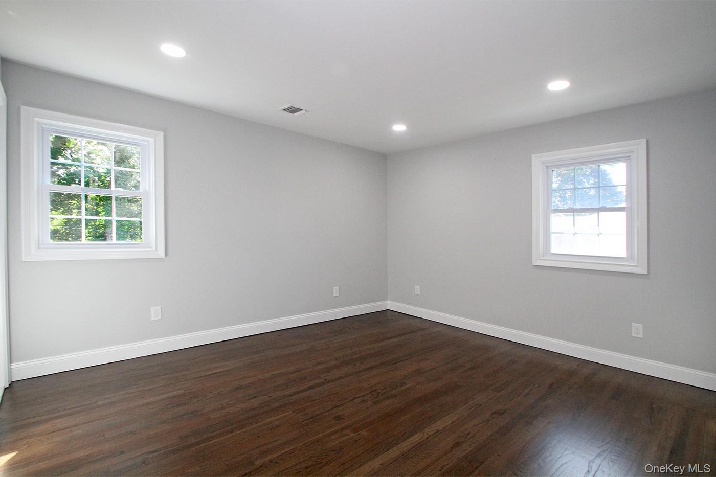 16 Eleanor Road Plainview, NY 11803 - Photo 17 of 27