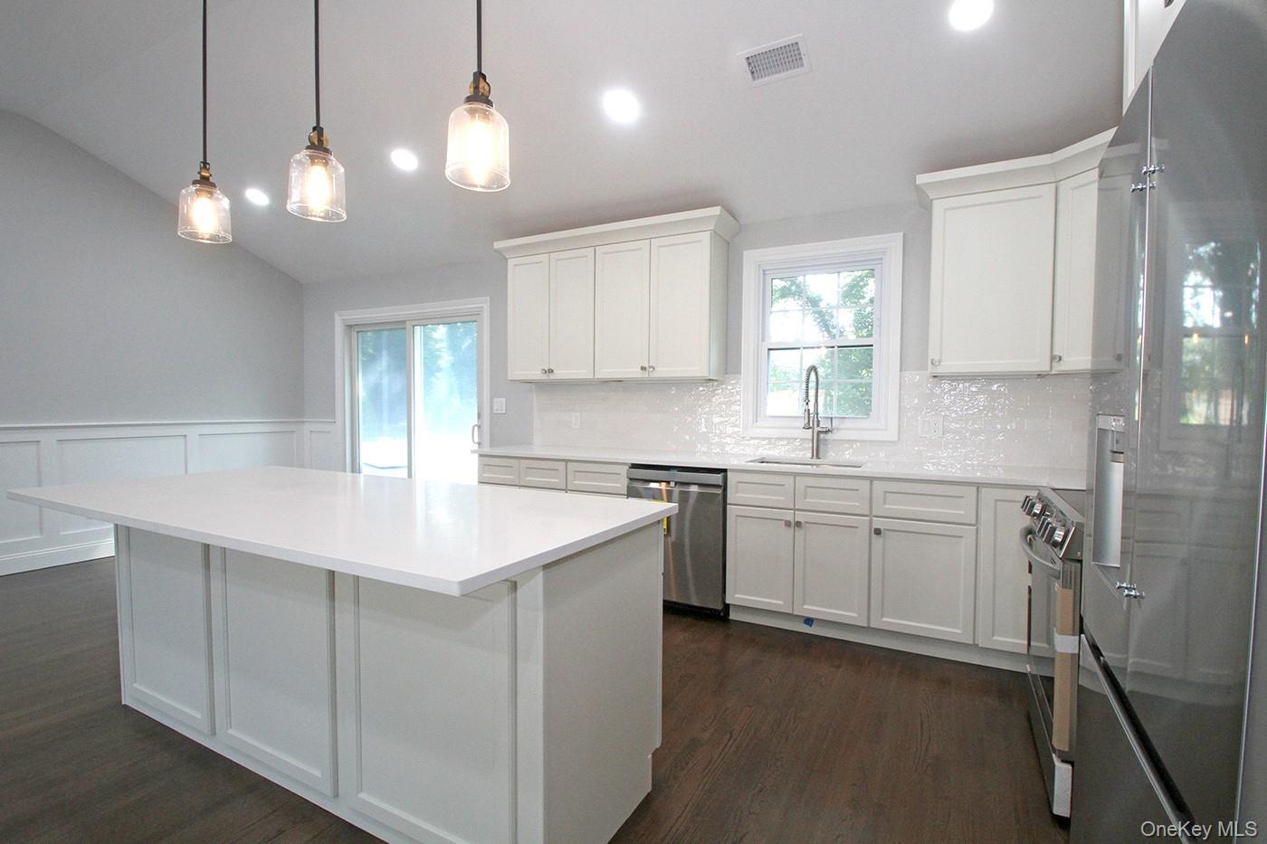 16 Eleanor Road Plainview, NY 11803 - Photo 7 of 26