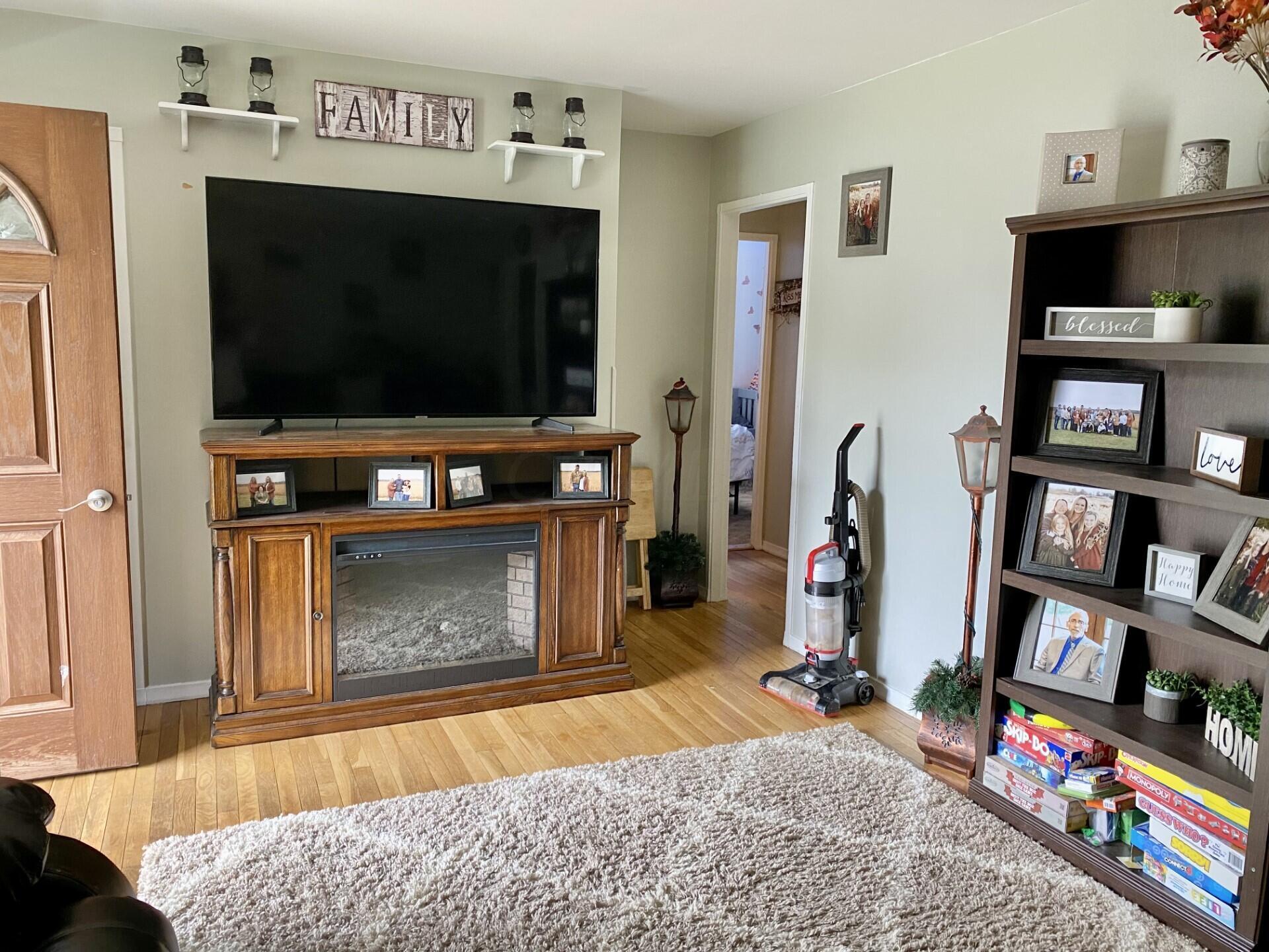 1502 Baltimore Road Northwest Lancaster, OH 43130 - Photo 3 of 15 livingroom
