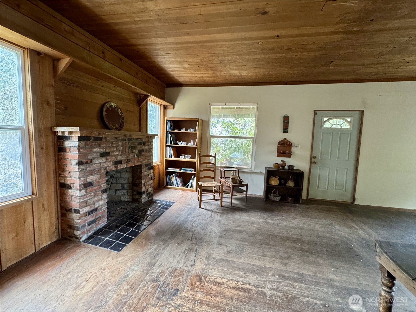 7513 Robe Menzel Road Granite Falls, WA 98252 - Photo 23 of 31 a view of livingroom with furniture and a fireplace
