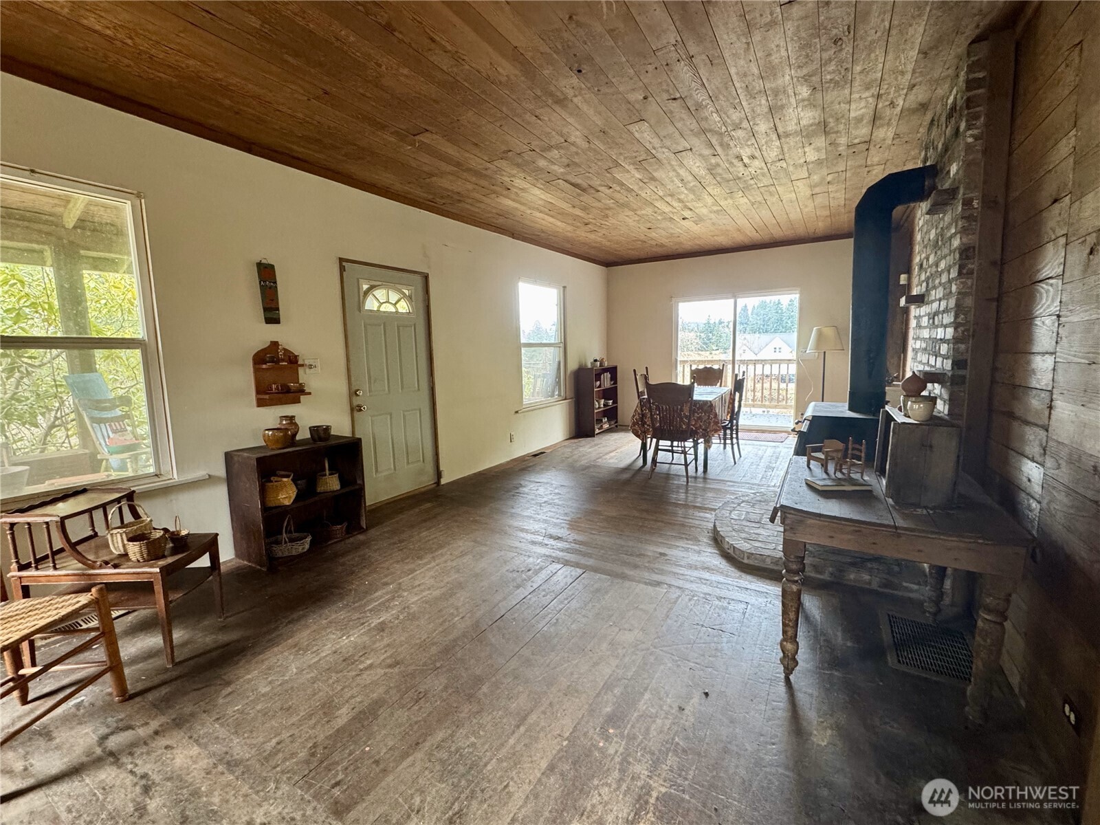7513 Robe Menzel Road Granite Falls, WA 98252 - Photo 24 of 31 a living room with furniture and a wooden floor