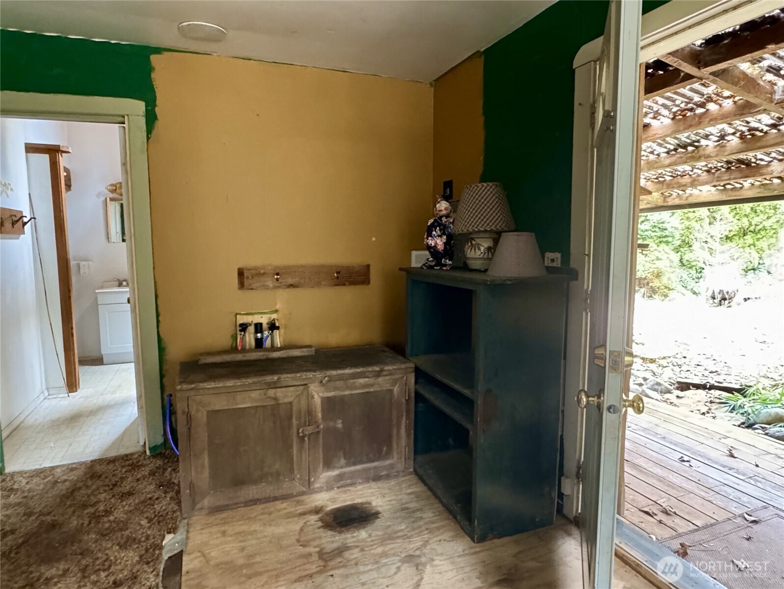 7513 Robe Menzel Road Granite Falls, WA 98252 - Photo 26 of 31 a kitchen with a stove and a refrigerator