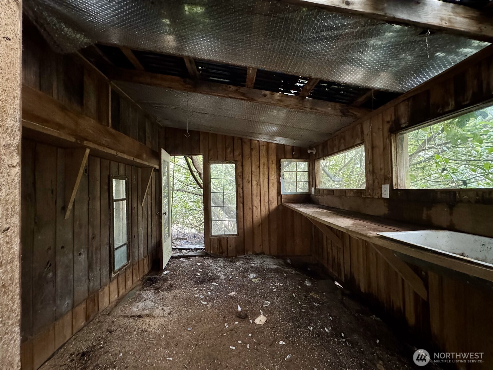 7513 Robe Menzel Road Granite Falls, WA 98252 - Photo 27 of 31 a view of an empty room with a balcony