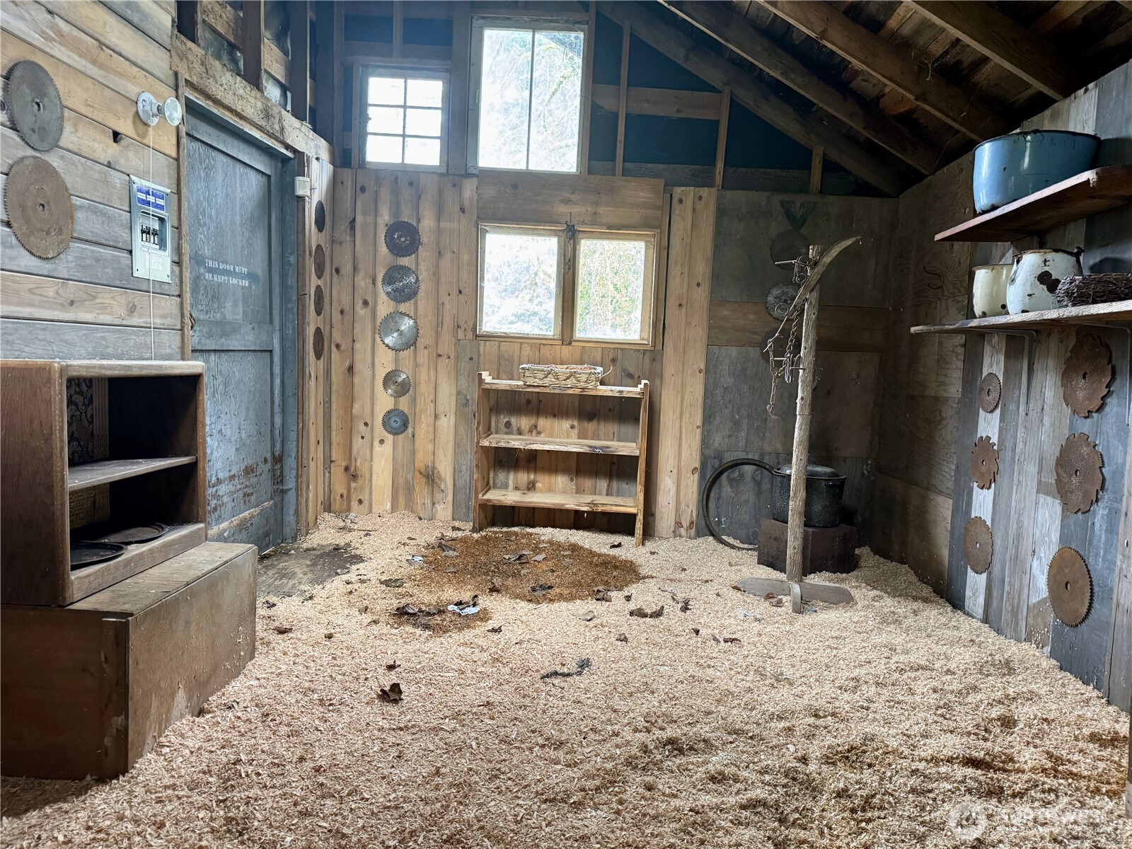 7513 Robe Menzel Road Granite Falls, WA 98252 - Photo 28 of 31 a view of a livingroom with wooden floor and a fireplace