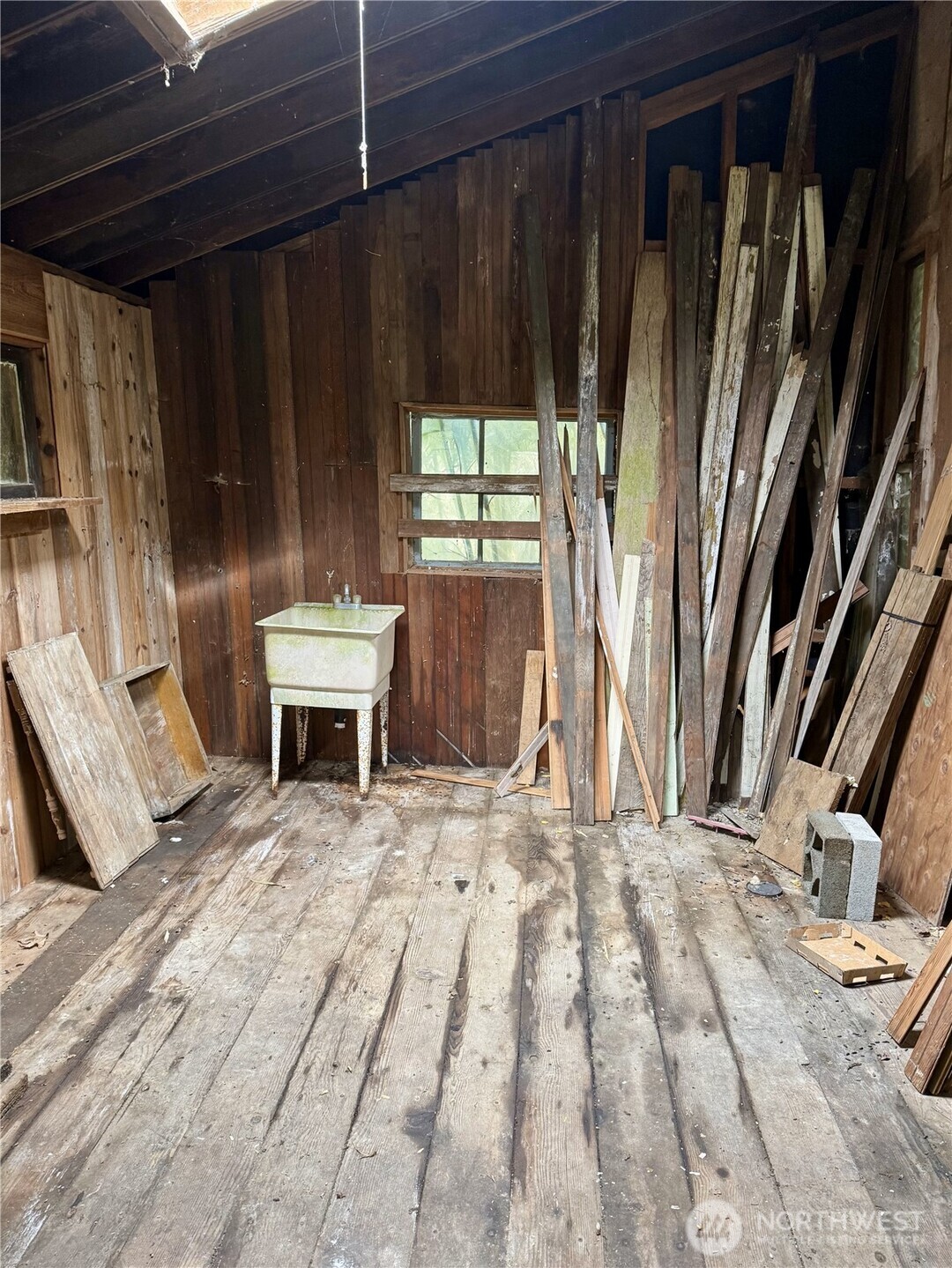 7513 Robe Menzel Road Granite Falls, WA 98252 - Photo 31 of 31 a view of a patio with a table and chairs and wooden floor