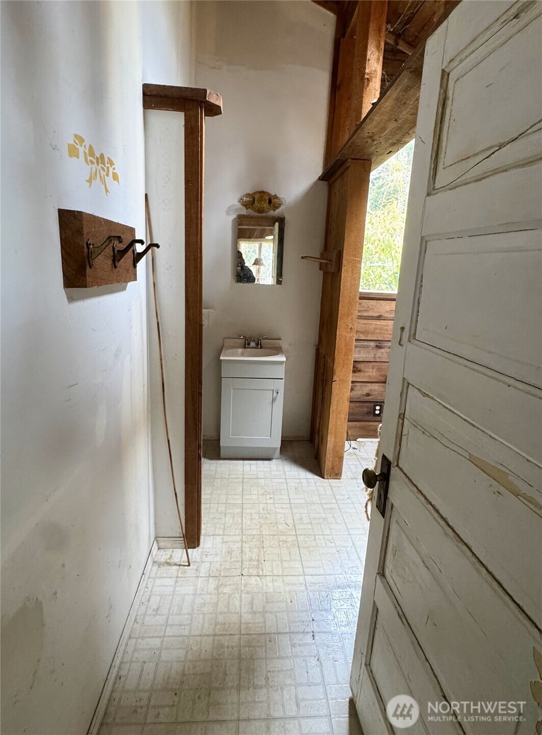 7513 Robe Menzel Road Granite Falls, WA 98252 - Photo 10 of 31 a bathroom with a sink and mirror
