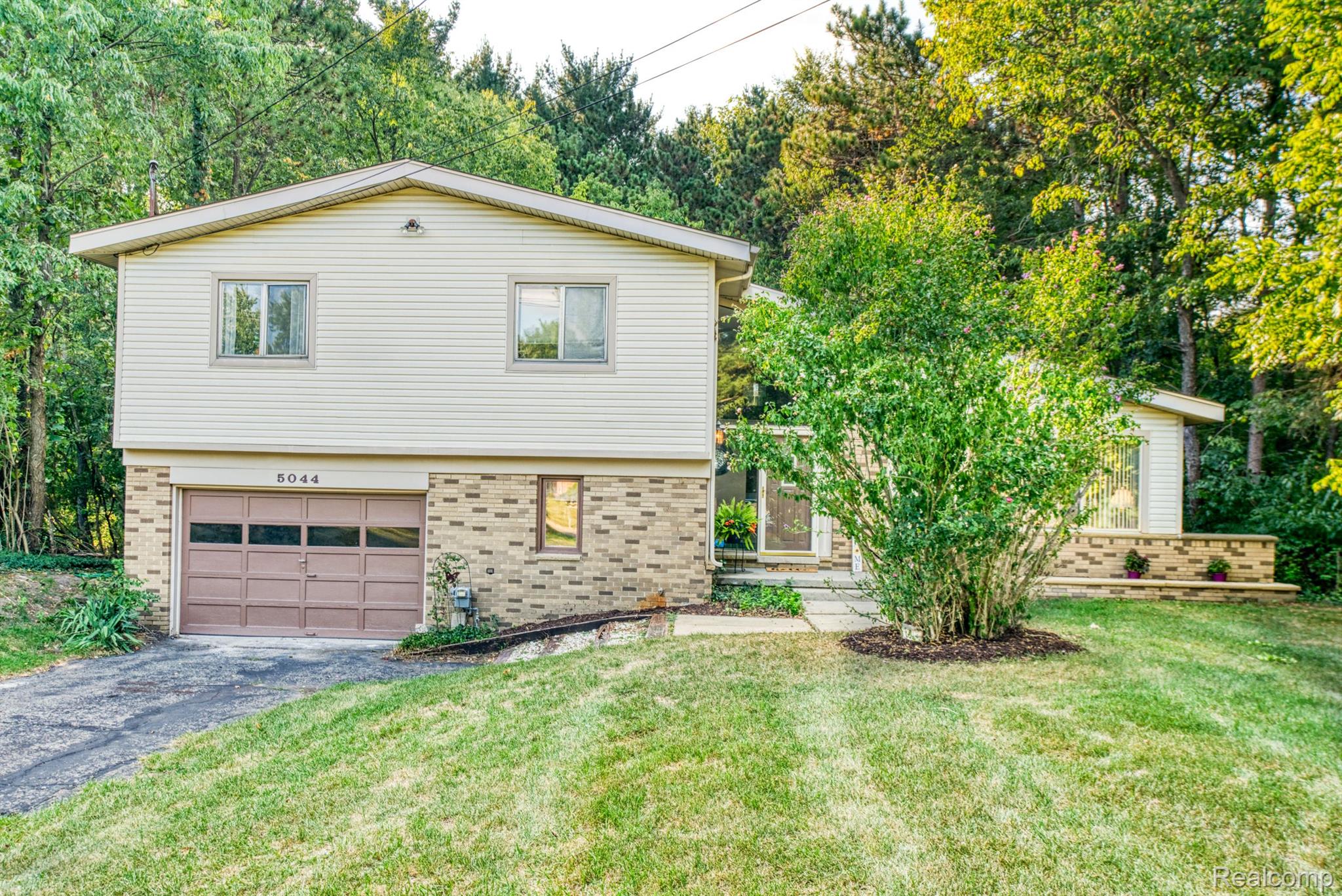 5044 Greenfield Road Brighton, MI 48114 - Photo 1 of 39 "Welcome" to 5044 Greenfield Rd