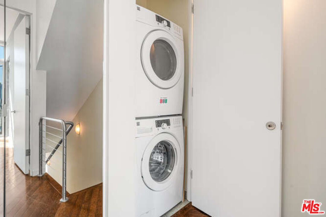 2452 Penmar Avenue Venice, CA 90291 - Photo 21 of 43 a utility room with dryer and washer