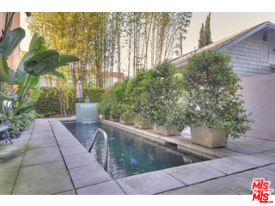 2452 Penmar Avenue Venice, CA 90291 - Photo 35 of 43 a view of a outdoor space