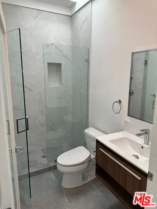 2452 Penmar Avenue Venice, CA 90291 - Photo 39 of 43 a bathroom with a sink a toilet and shower